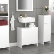 Modernes Badezimmer-Set mit weißem Waschtischunterschrank und ovalem Aufsatzwaschbecken, hohem weißen Hochschrank und Spiegel, frontal in leicht seitlicher Perspektive aufgenommen