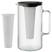 Glaskrug mit schwarzem Deckel, Eiseinsatz und Sieb, seitliche Perspektive