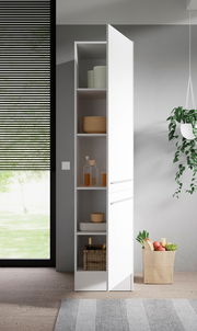 Moderner weißer Vorratsschrank mit offener Tür, gefüllt mit Küchenutensilien und Vorräten, seitliche Perspektive.