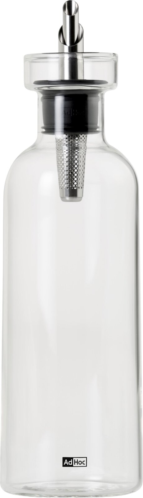 Transparente Glasflasche mit Edelstahl-Ausgießer und integriertem Sieb, AdHoc-Logo unten, frontale Produktansicht