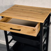 Küchenwagen mit Holzoberfläche und offener Schublade, seitliche Perspektive