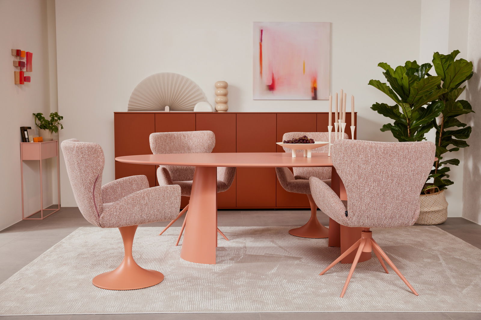 Musterring Armlehnstuhl MR JUSTB! Esszimmer mit modernem Armlehnstuhl in Rosa, seitliche Perspektive