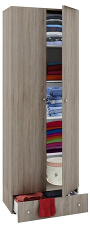 Hoher zweitüriger Kleiderschrank in Holzoptik (Eiche), leicht geöffnet mit sichtbaren Regalböden und gefalteter Kleidung sowie einer ausgezogenen Schublade unten; Frontansicht.
