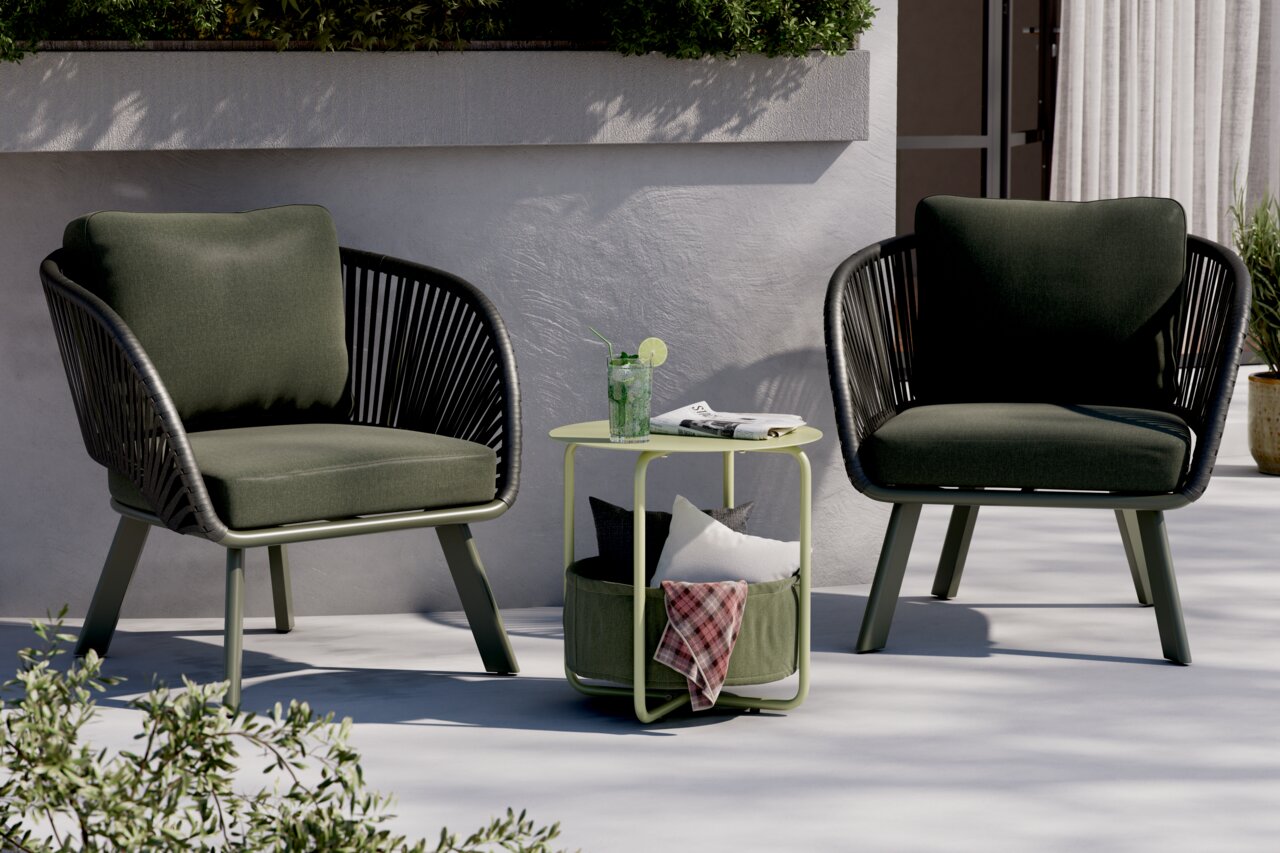 Ambia Garden Bijzettafel RUDI Moderner Beistelltisch in hellgrünem Design, umgeben von zwei stilvollen Sesseln auf einer Terrasse, seitliche Perspektive.