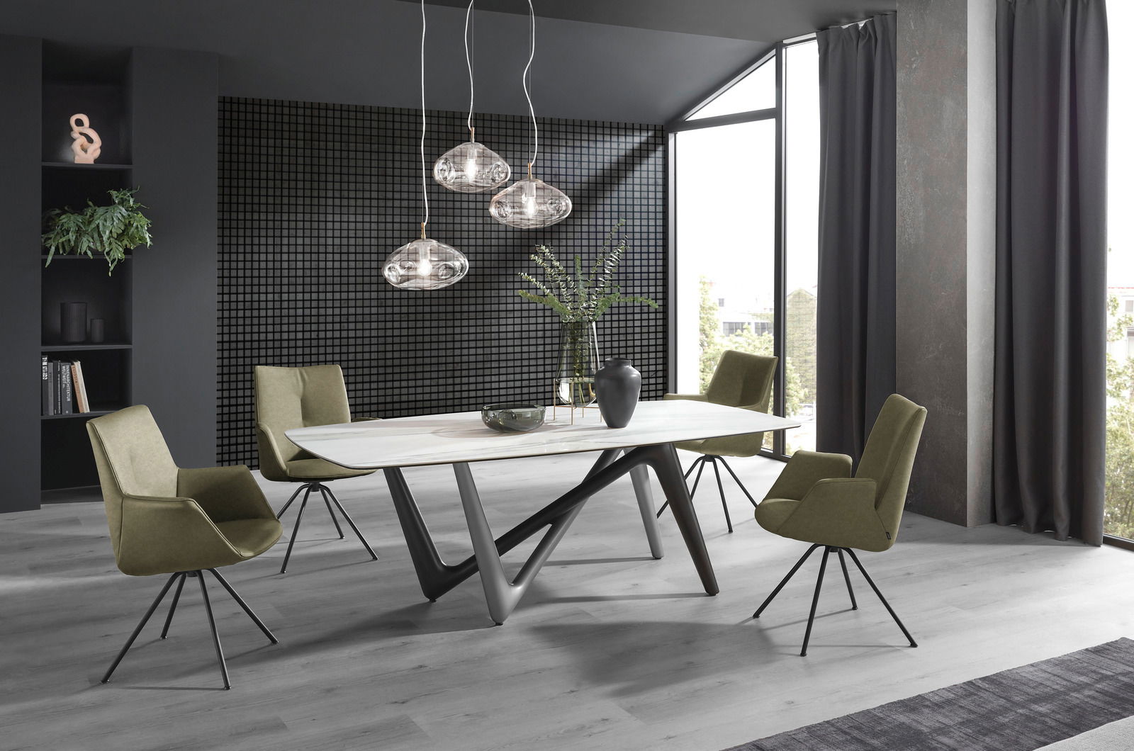 Dieter Knoll Sessel CHESTER Moderner Essbereich mit vier olivgrünen Sesseln um einen weißen Tisch mit schwarzem Metallgestell, seitliche Perspektive.