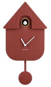 Moderne rote Kuckucksuhr von KARLSSON mit geometrischem Design und Pendel, Frontalansicht.