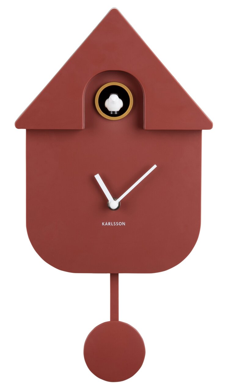 Moderne rote Kuckucksuhr von KARLSSON mit geometrischem Design und Pendel, Frontalansicht.
