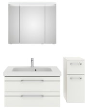 Badezimmermöbel-Set bestehend aus einem Spiegelschrank, einem Waschbeckenunterschrank mit zwei Schubladen und einem schmalen Hochschrank, frontal abgebildet.