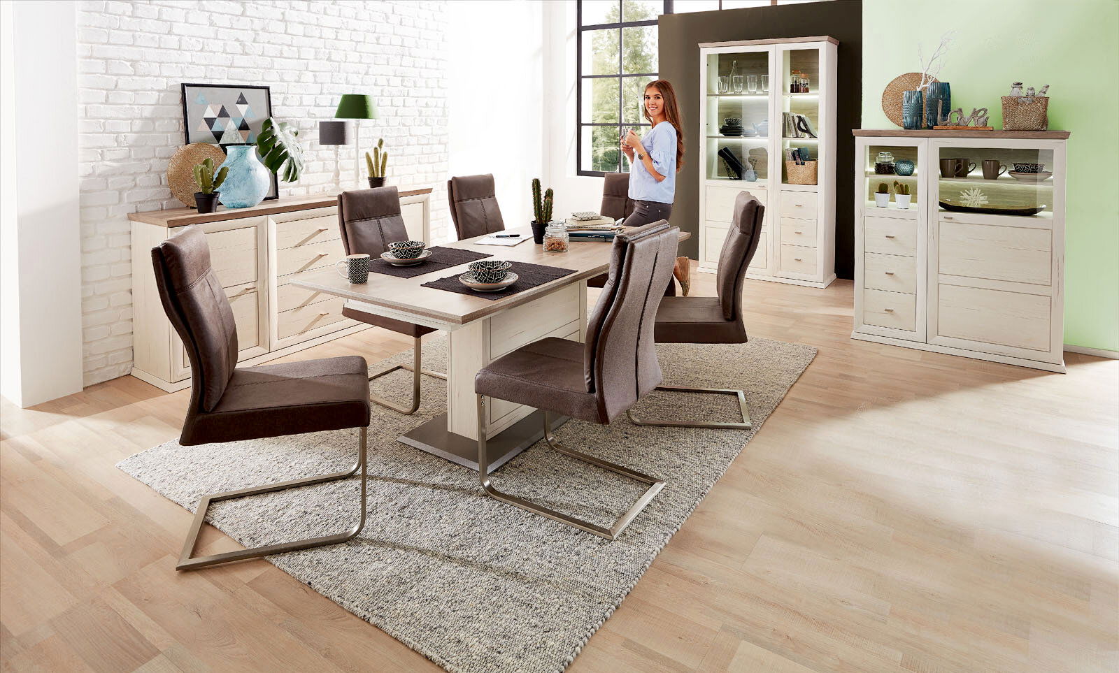 Hom´in Vitrine CAMRON Esszimmer mit modernem Freischwinger-Stuhl und Funktions-Esstisch in heller Holzoptik, seitliche Perspektive