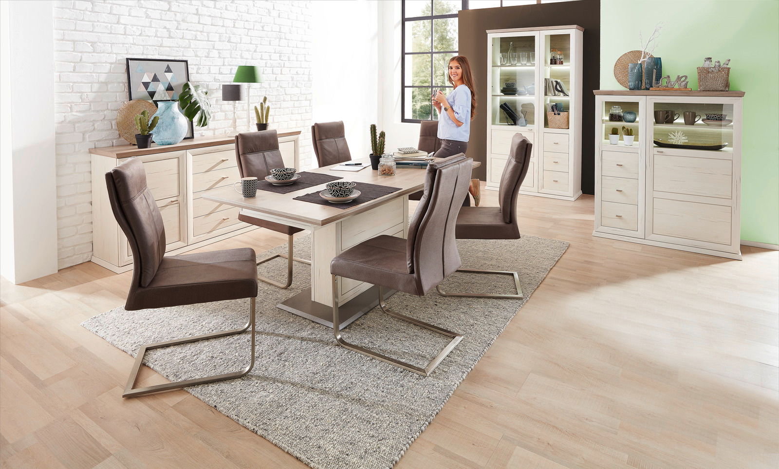 Esszimmer mit modernem Freischwinger-Stuhl und Funktions-Esstisch in heller Holzoptik, seitliche Perspektive