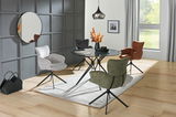 Moderner Esstisch mit rundem, dunklem Glas und schwarzen Metallbeinen, umgeben von vier farblich unterschiedlichen Stühlen in einem stilvollen Esszimmer. Perspektive: seitlich.