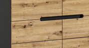 Nahaufnahme einer Kommode mit Holzoptik und schwarzem Griff, seitliche Perspektive