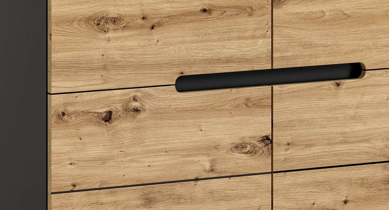 Nahaufnahme einer Kommode mit Holzoptik und schwarzem Griff, seitliche Perspektive