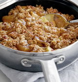 Servierpfanne galaxy grey mit Apfel-Crumble, seitliche Perspektive