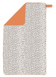 Sportdoek met luipaardprint, vooraanzicht, met oranje achterkant en lus.