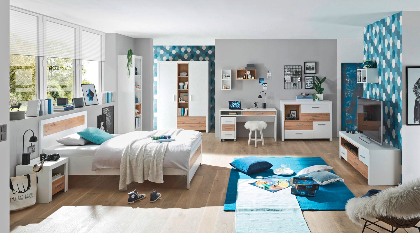 Modernes Jugendzimmer mit Bett, Schreibtisch, Drehtürenschrank und TV-Element in heller Holzoptik und Weiß. Perspektive von vorne.