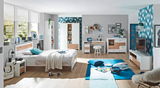Modernes Jugendzimmer mit Bett, Schreibtisch, Drehtürenschrank und TV-Element in heller Holzoptik und Weiß. Perspektive von vorne.