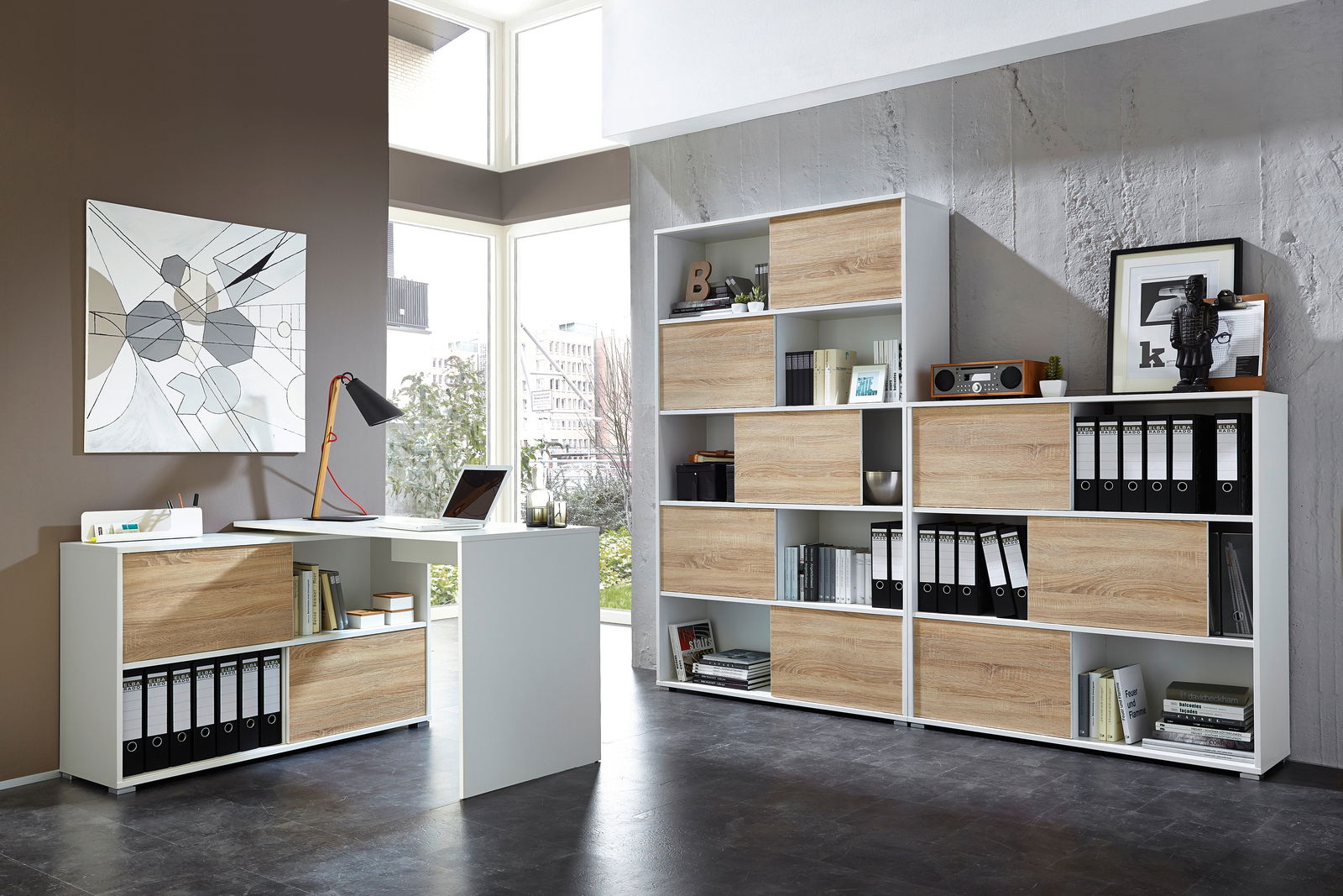 Moderne Büromöbelkombination mit Schreibtisch und Schiebetürenregalen in Holzoptik, seitliche Perspektive.