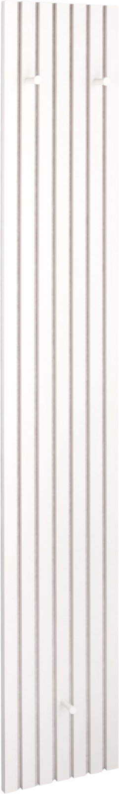 Smal wit paneelradiator met verticale lamellen en drie aansluitingen aan de zijkant, vooraanzicht