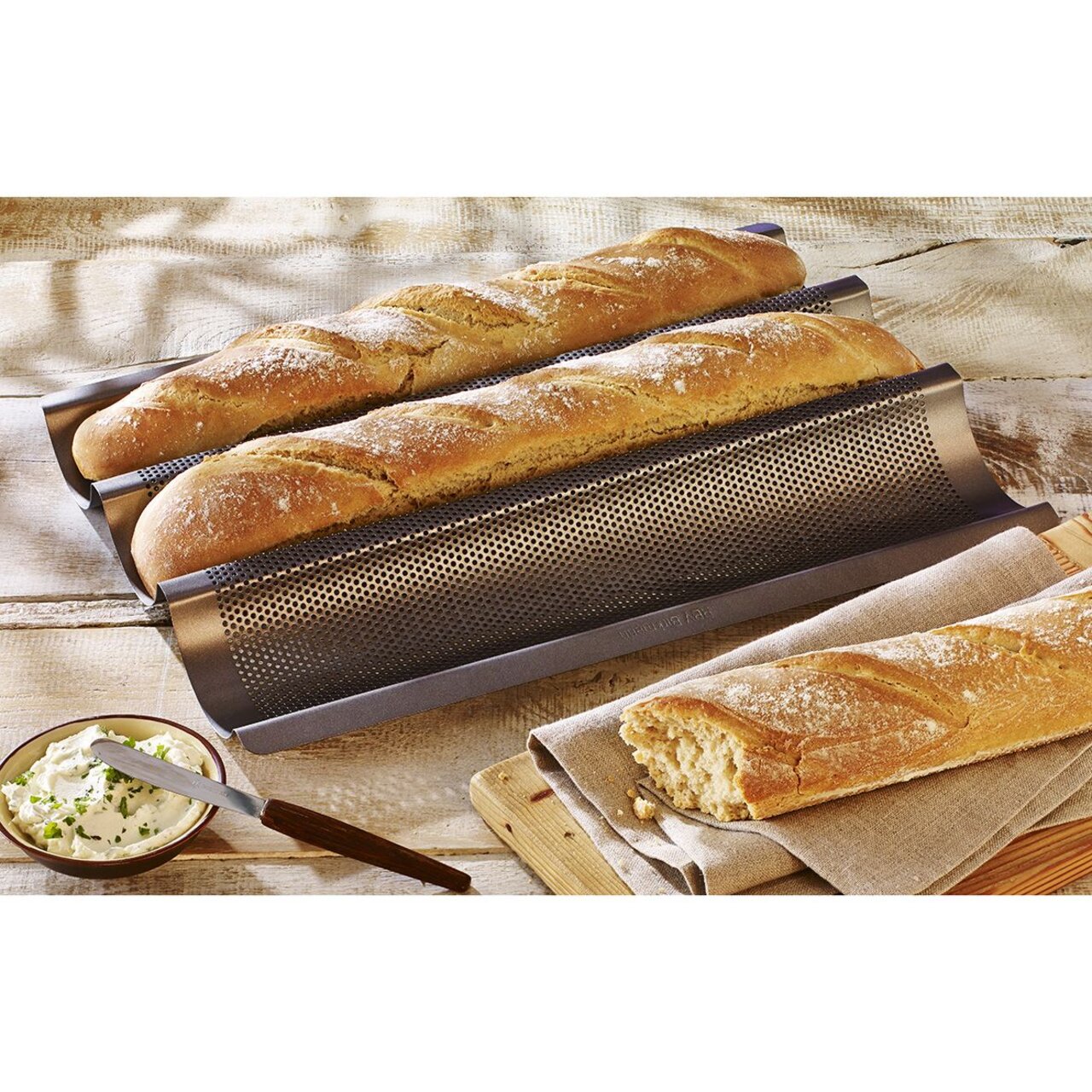 Birkmann Baguettebakplaat Een bakplaat met drie versgebakken baguettes, zijaanzicht