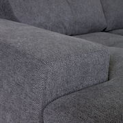 Graue Stoffcouch mit Nahaufnahme der Armlehne, Perspektive von der Seite