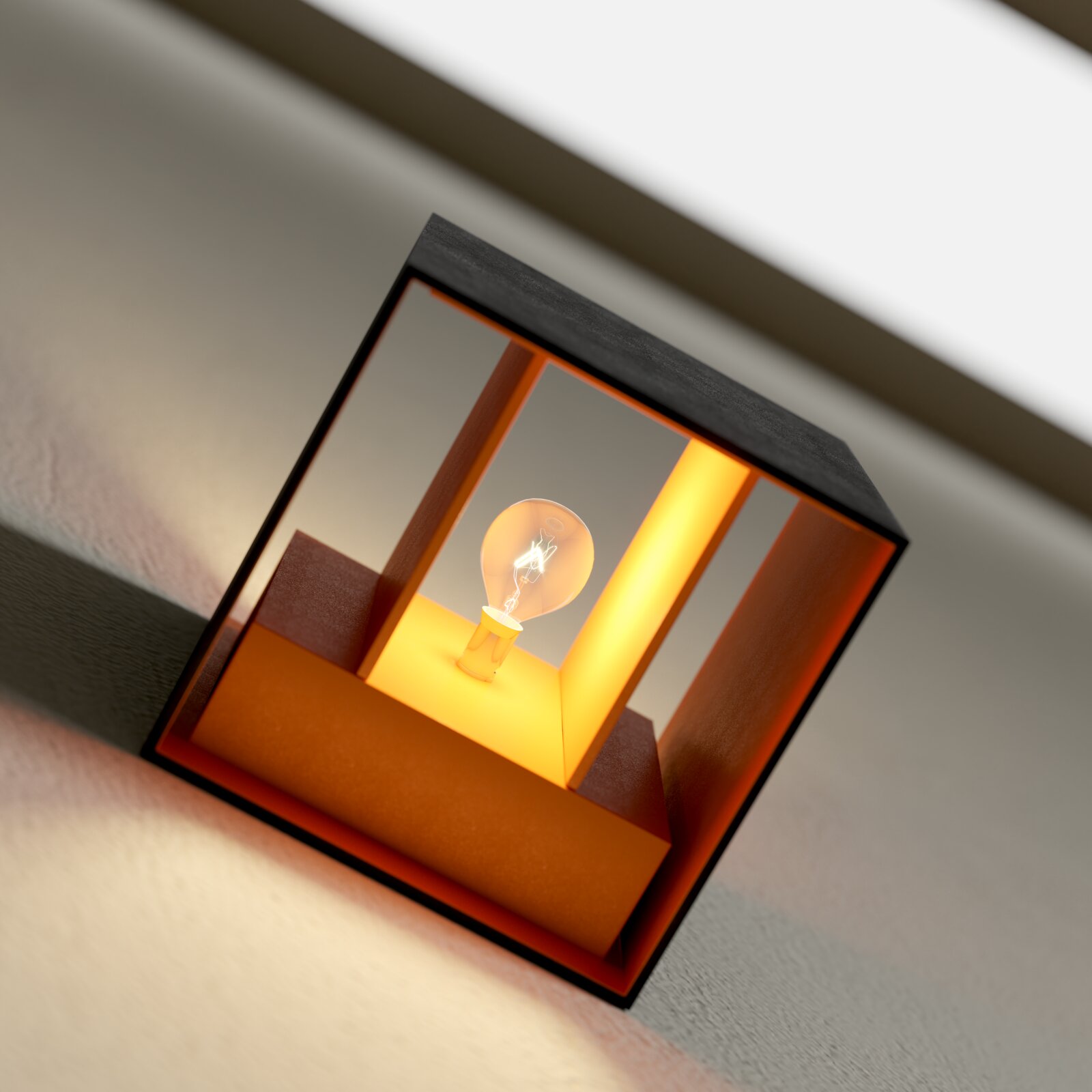 Moderne Tischleuchte im würfelförmigen Rahmen mit schwarzer Oberseite und orangefarbenem Innenraum, leuchtende Glühbirne in der Mitte; Ansicht schräg von oben