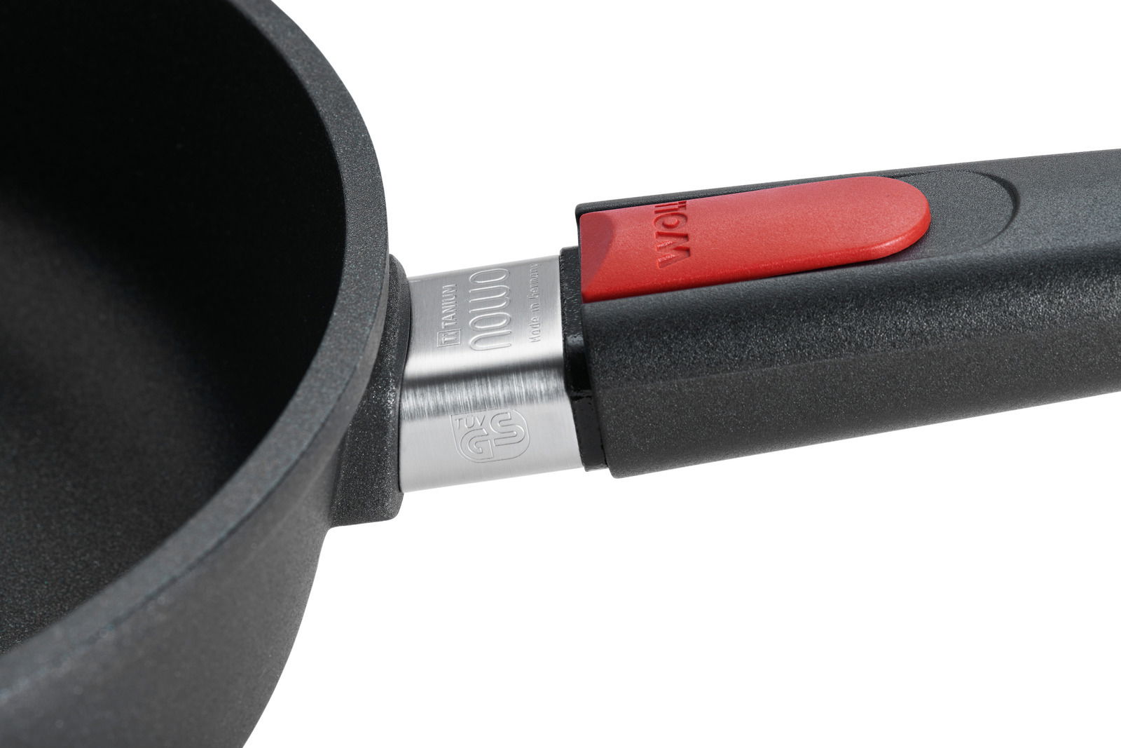 Nahaufnahme einer Guss-Hochrandpfanne 24cm Nowo mit rotem Knopf am Griff, seitliche Perspektive.