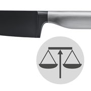 Nahaufnahme eines schwarzen Messers mit ergonomischem Griff, seitliche Perspektive.