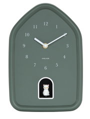 Moderne Wanduhr in Hausform mit grauem Zifferblatt und weißem Kätzchen in einer kleinen Öffnung unten, Frontalansicht.