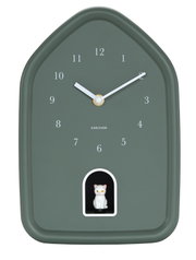Moderne Wanduhr in Hausform mit grauem Zifferblatt und weißem Kätzchen in einer kleinen Öffnung unten, Frontalansicht.