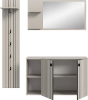 Modernes Badezimmer-Set in Hellgrau mit großem rechteckigem Spiegel, schmalen Wandregalen und Waschtischunterschrank mit gerillten Fronten und schwarzen Griffen, frontal in leichter Perspektive von vorn dargestellt