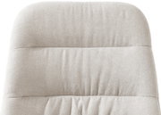 Nahaufnahme der Rückenlehne eines gepolsterten Stuhls in hellem Stoff, Vorderansicht