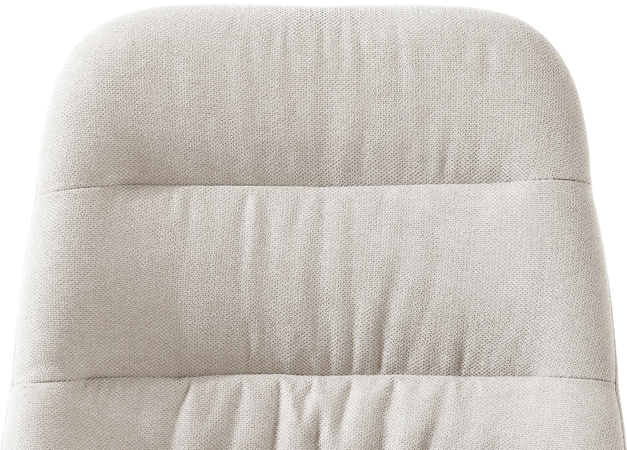 Nahaufnahme der Rückenlehne eines gepolsterten Stuhls in hellem Stoff, Vorderansicht