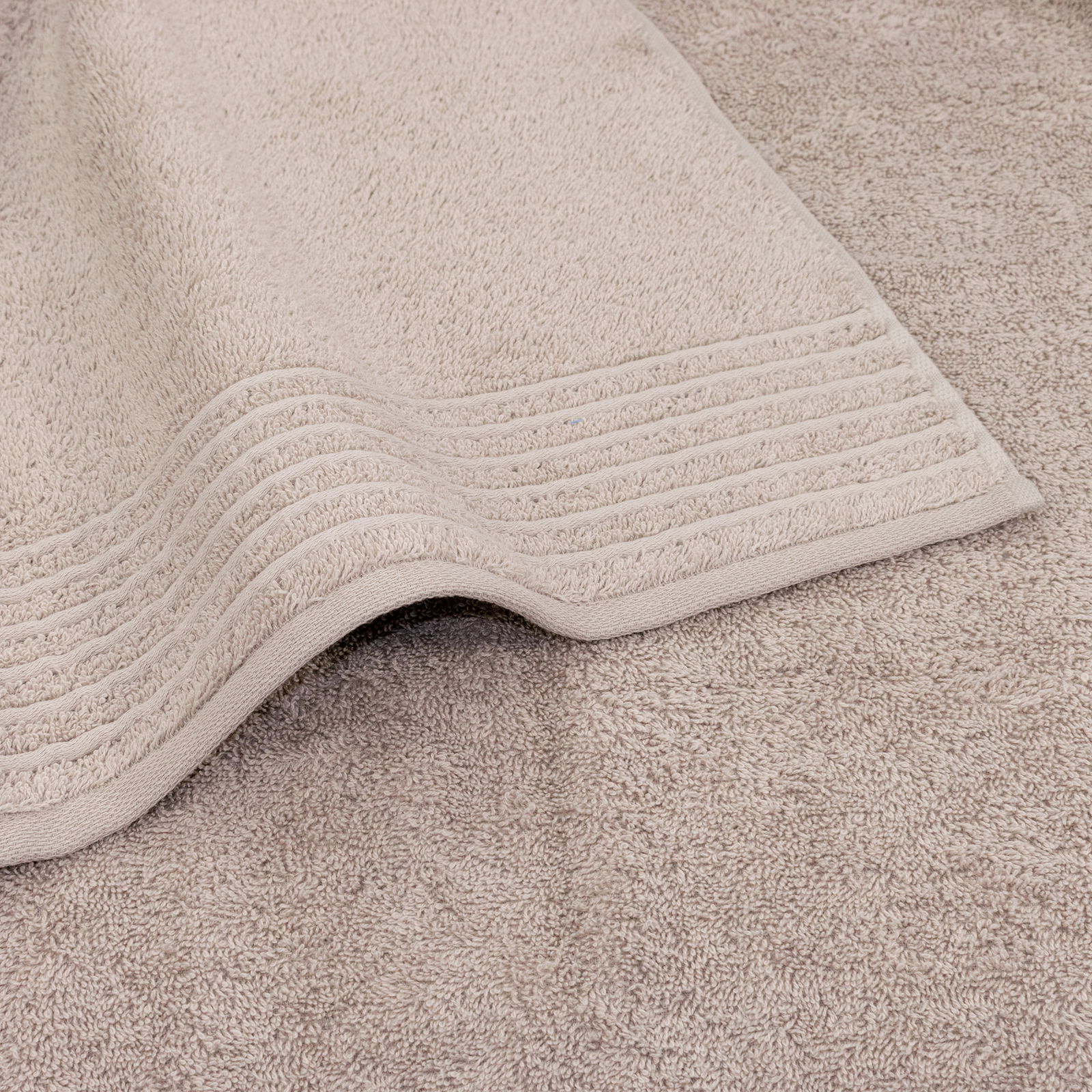 Beiges Handtuchset mit feiner Bordüre, Nahaufnahme