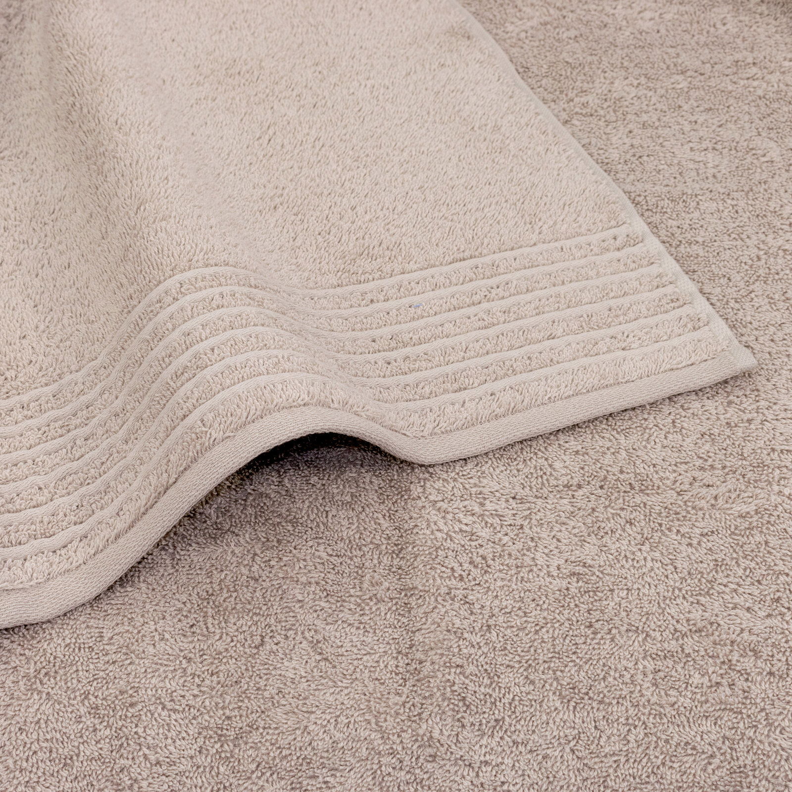 Beiges Handtuchset mit feiner Bordüre, Nahaufnahme