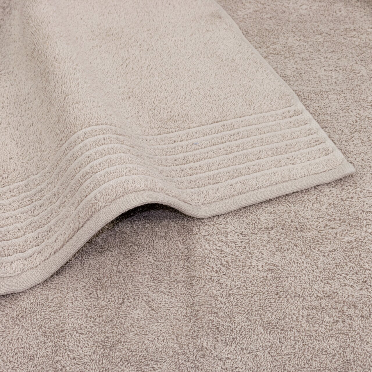 Beiges Handtuchset mit feiner Bordüre, Nahaufnahme