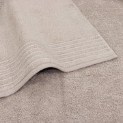 Beiges Handtuchset mit feiner Bordüre, Nahaufnahme