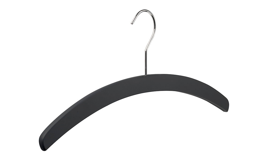Schwarzer Kleiderbügel mit Metallhaken, seitliche Perspektive