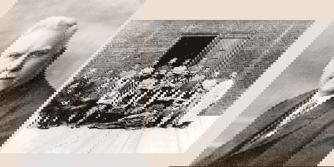  Historisches Schwarz-Weiß-Bild. Links ein Porträt von Franz Zurbrüggen Senior, einem Mann mit Anzug und Krawatte. Rechts eine große Gruppe von Handwerkern, die vor einer Backsteinmauer posieren. Einige sitzen, andere stehen, und alle tragen Arbeitskleidu