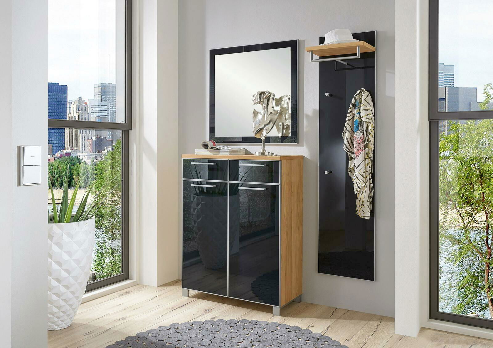 Moderner Flur mit großem Spiegel, Holzkommode und Garderobe, seitliche Perspektive