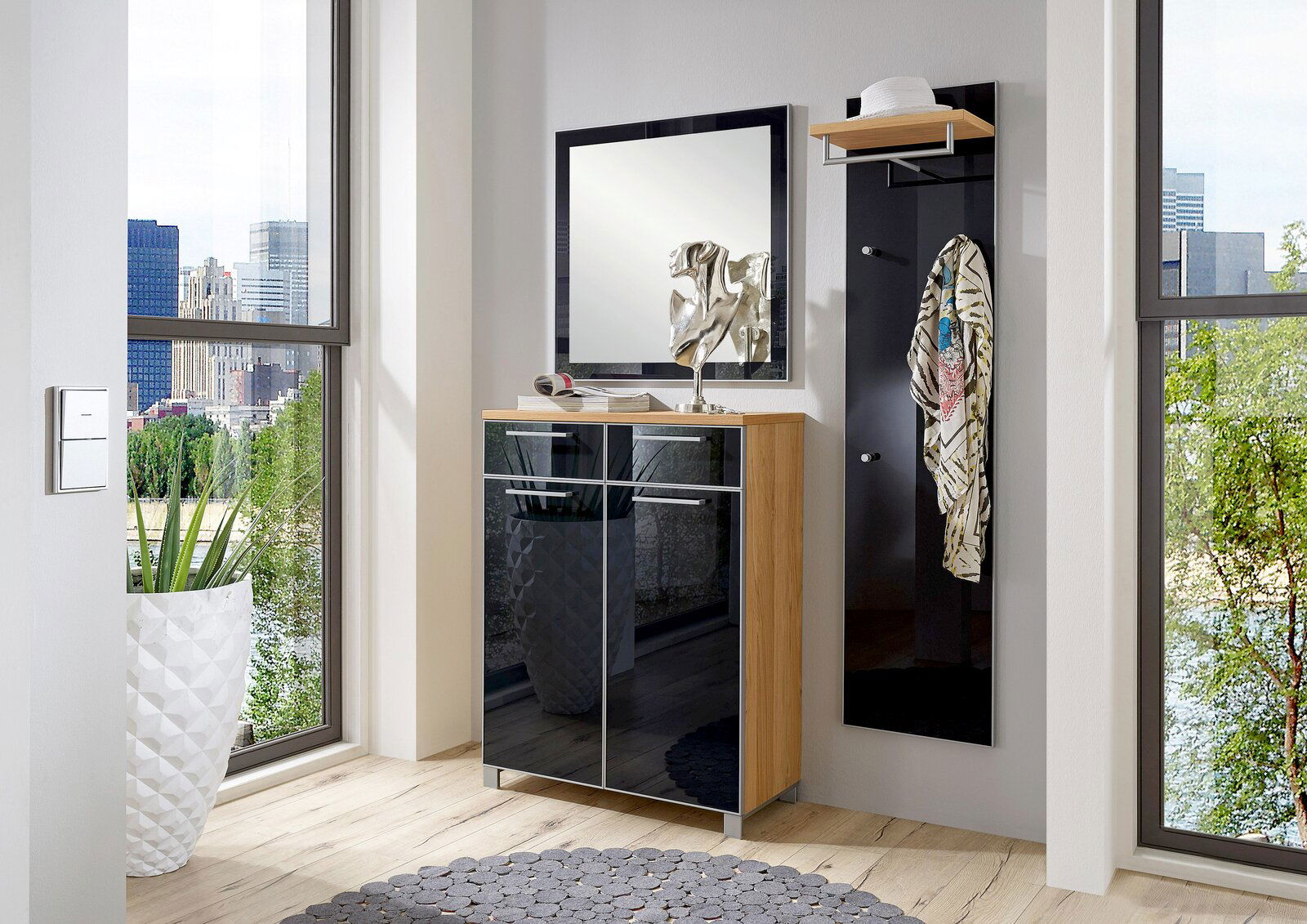 Moderner Flur mit großem Spiegel, Holzkommode und Garderobe, seitliche Perspektive