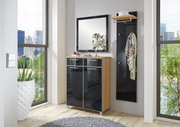 Moderner Flur mit großem Spiegel, Holzkommode und Garderobe, seitliche Perspektive