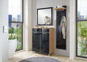 Moderner Flur mit großem Spiegel, Holzkommode und Garderobe, seitliche Perspektive