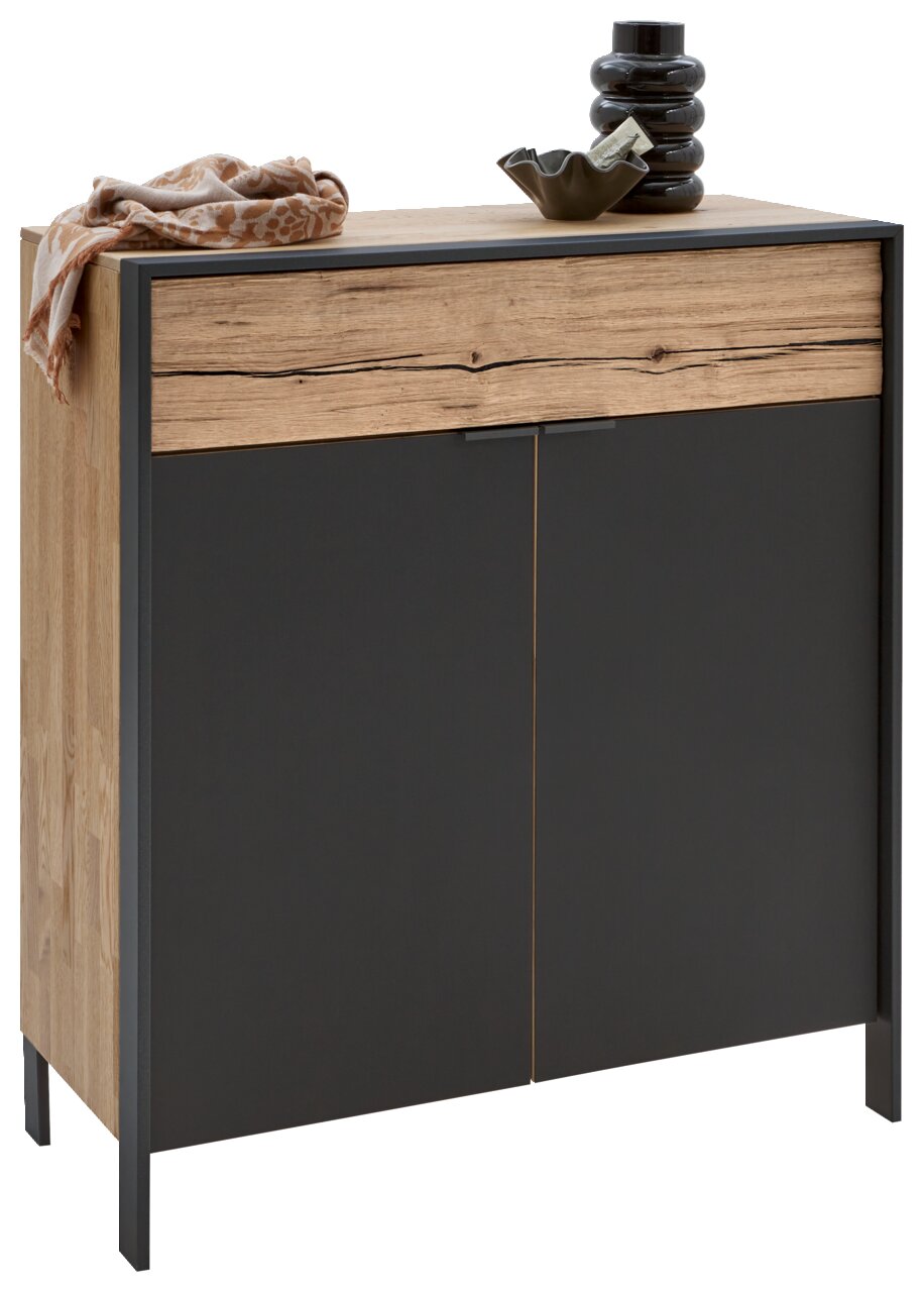 Moderner Schuhschrank mit Holz- und Metallelementen, dekoriert mit einer Vase und einem Tuch, aus frontaler Perspektive.