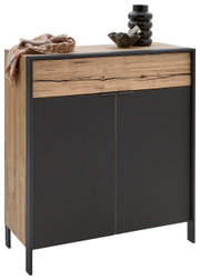Moderne schoenenkast met houten en metalen elementen, versierd met een vaas en een doek, gezien van voren.