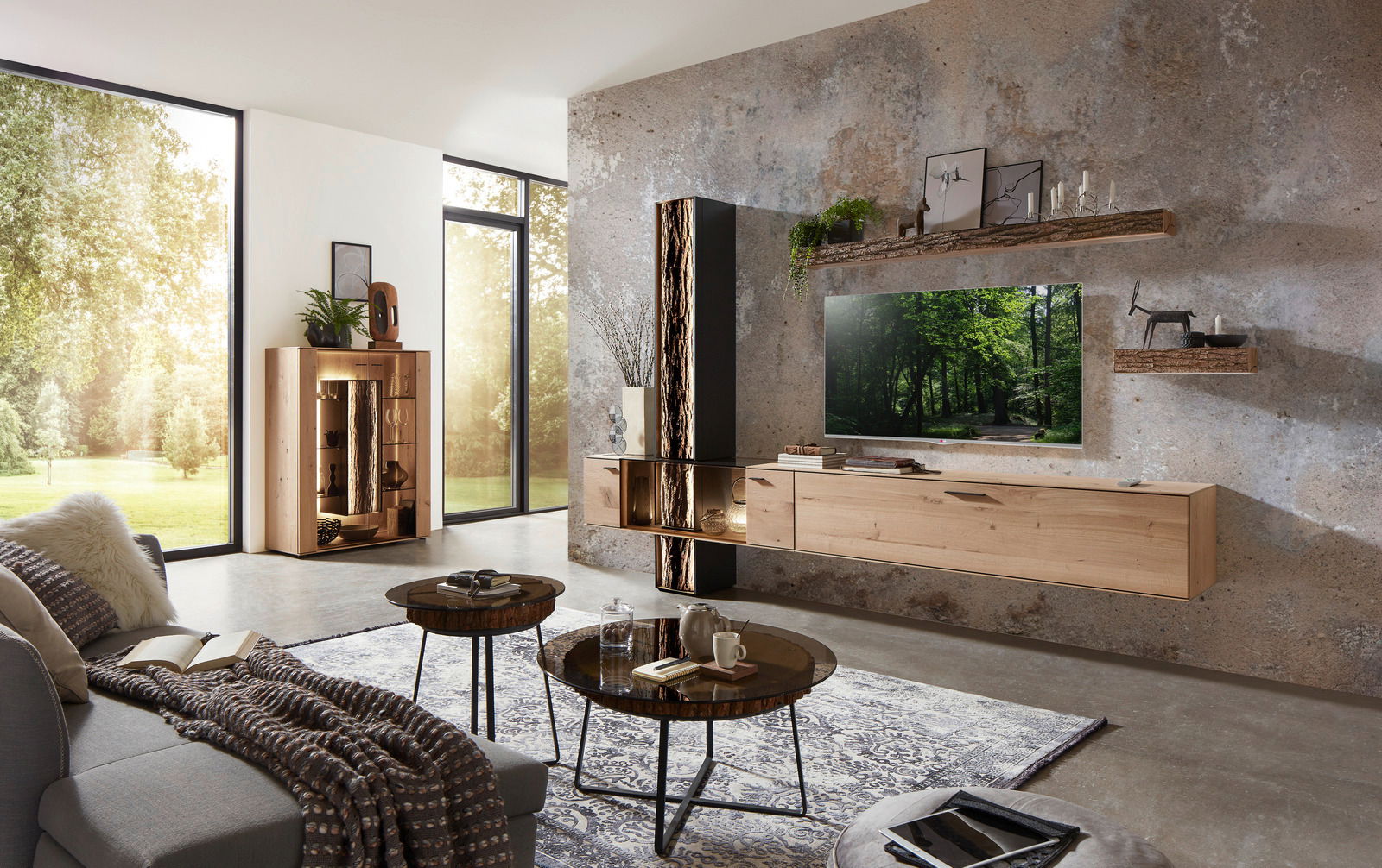 Modernes Highboard aus Holz in einem stilvollen Wohnzimmer, seitliche Perspektive.