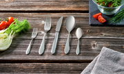 Besteckset 30-tlg. auf rustikalem Holztisch, bestehend aus Gabel, Messer, Esslöffel, Teelöffel und Salatgabel, von oben fotografiert.