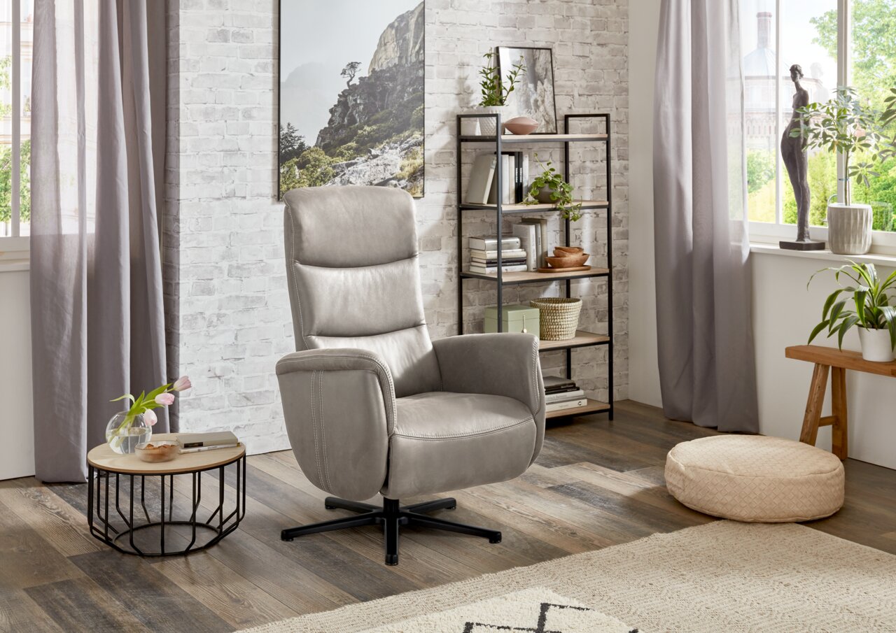 Grauer Relaxsessel in modernem Wohnzimmer, seitliche Perspektive