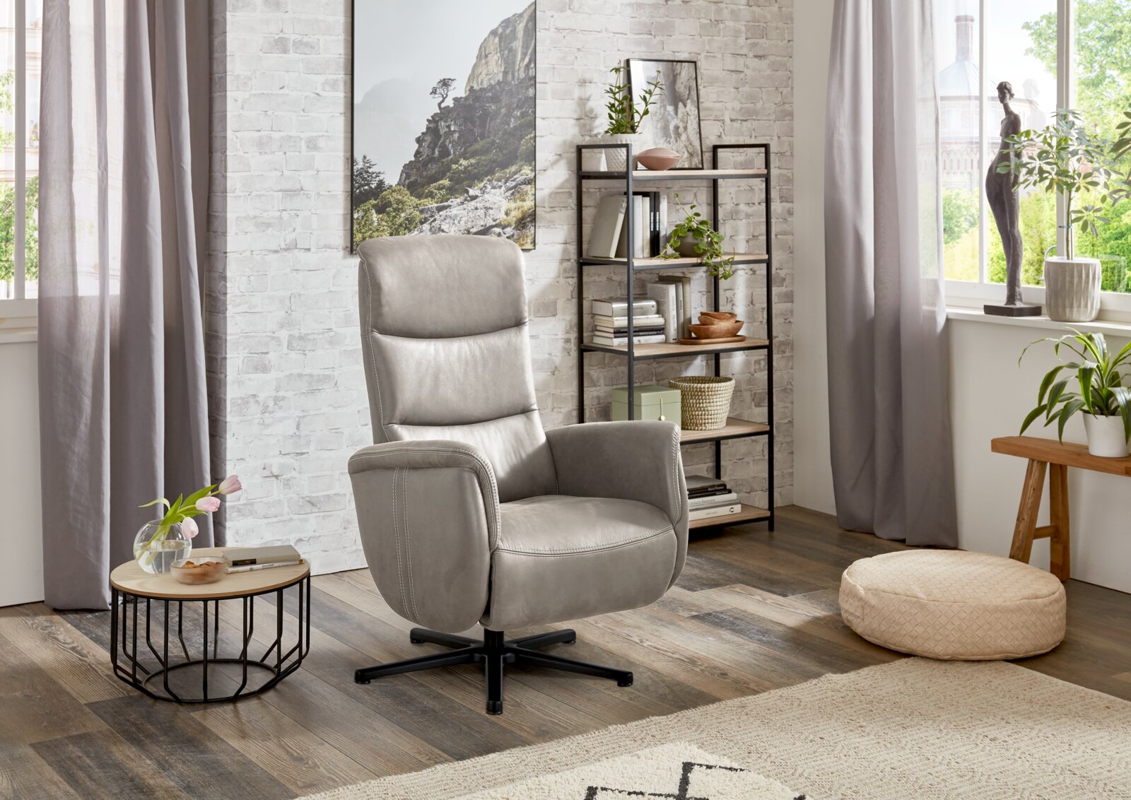 Grijze relaxfauteuil in een moderne woonkamer, zijaanzicht