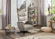 Grijze relaxfauteuil in een moderne woonkamer, zijaanzicht